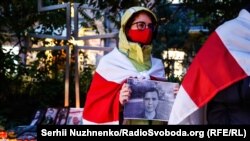 Felvonulás a lelőtt belarusz informatikus emlékére Kijevben 2021. szeptember 29-én