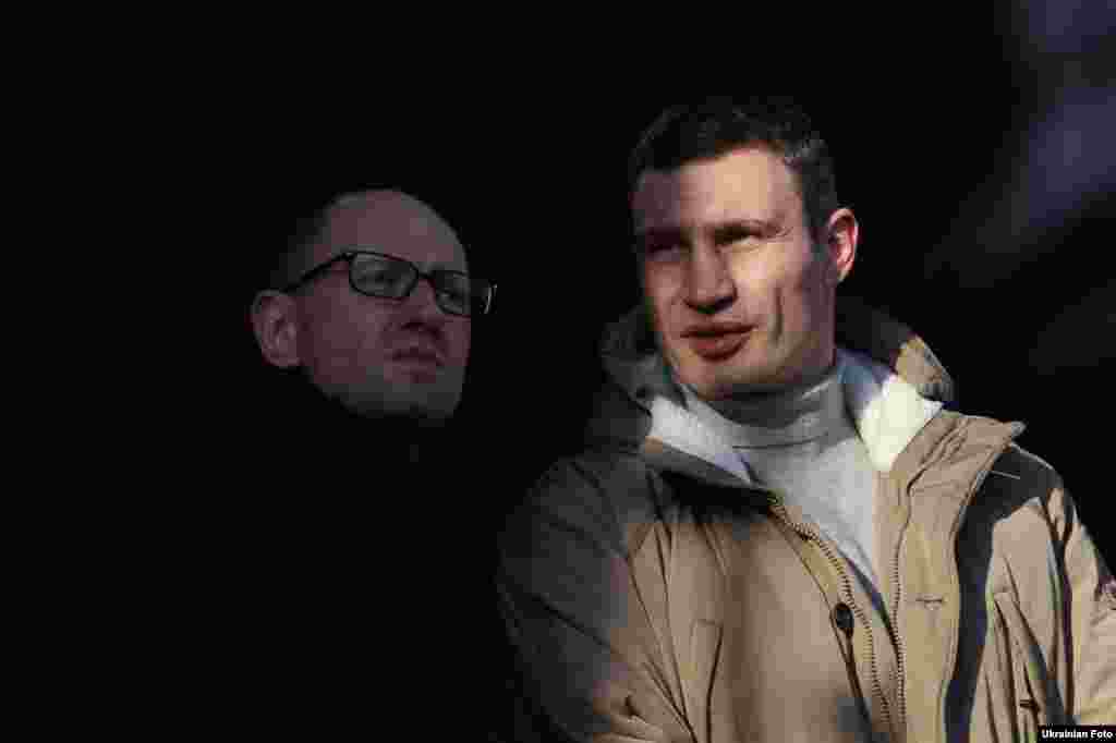 Ukrajinske vođe opozicije Arseniy Yatseniuk i Vitaliy Klychko na Maidanu. Desetine hiljada demonstranata učestvovalo je pod sloganom &quot;Solidarnošću protiv terora&quot;, 29. decembar 2013. 