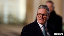 Britanski premijer Keir Starmer odlazi nakon sastanka sa evropskim liderima o Ukrajini i sigurnosti u Evropi u Jelisejskoj palati u Parizu, Francuska, 17. februara 2025.