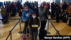 Заради повишаването в броя на заразените у нас редица страни въведоха ограничения за пристигането на българи на тяхна територия