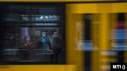 Védőmaszkot viselő utasok a Wesselényi utca villamosmegállóban 2020. április 27-én