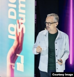 Dragoș Stanca este antreprenor tech, expert media și investitor în digital & tehnologie