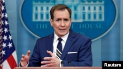 სტრატეგიული კომუნიკაციების კოორდინატორი ჯონ კირბი თეთრ სახლში გამოსვლისას. ვაშინგტონი, 17 თებერვალი, 2023.