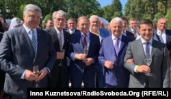 Zelenski (dreapta), alături de foștii președinți ucraineni Petro Poroșenko, Viktor Iușcenko, Leonid Kucima și Leonid Kravciuk, la Kiev, în 2019.