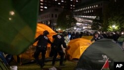 Полицаи разрушават лагера в подкрепа на Палестина в Колумбийския университет.
