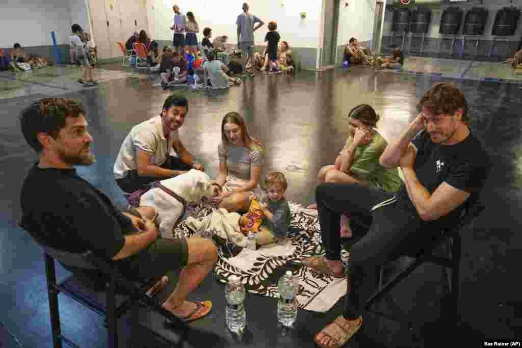 Izraelitë duke u strehuar në një parking automjetesh, gjatë një alarmi për sulm raketor nga Irani, në Tel Aviv, më 15 qershor.