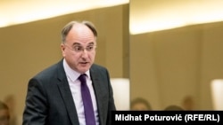 "Ove godine je iza Bećirovića stalo 11 političkih stranaka. Ne zato što smo mislili da on ne može pobijediti s podrškom Trojke, nego zato smo bili svjesni da će njima biti lakše krasti ukoliko bude više političkih subjekata - tako da je Bakir Izetbegović pometen sa političke scene", kaže Damir Arnaut.