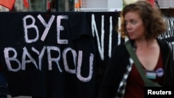 Oponenții premierului centrist François Bayrou au sărbătorit luni căderea guvernului în urma unui vot de neîncredere dat de parlament măsurilor de austeritate propuse de acesta 