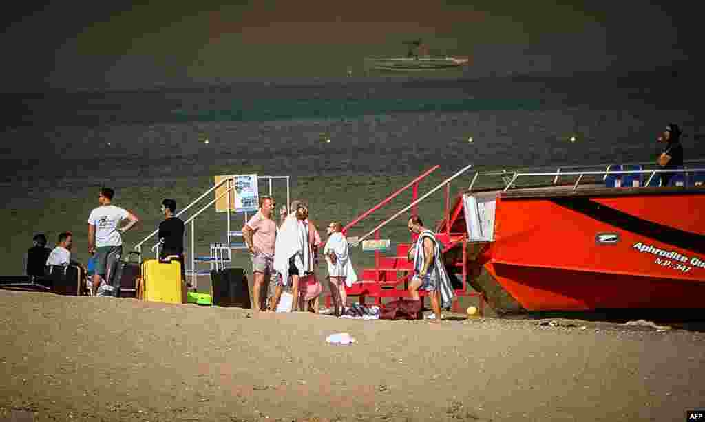 Turisti evakuirani brodom iz mjesta Kiotari na Rodosu. 22. juli 2023.&nbsp;