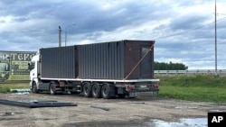 Un camion folosit pentru lansarea dronelor ucrainene, într-o imagine publicată de guvernatorul regiunii ruse Irkutsk pe 1 iunie 2025