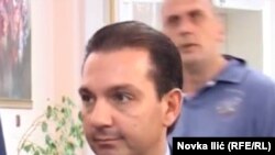 Napadač Dušan Gujaničić iza leđa potpredsednika Skupštine Srbije