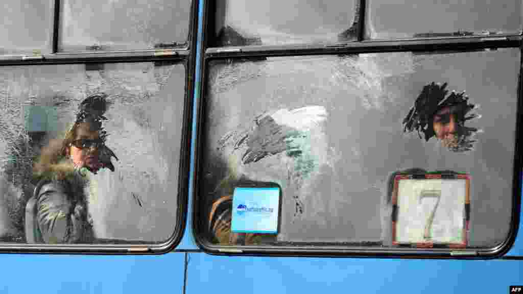 Пасажирів видно крізь вікна, вкриті крижаними візерунками, у трамваї в центрі Софії, Болгарія