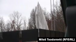 Prekriveni i strogo čuvani spomenik srpskoj vojsci i policiji iznad Lučana