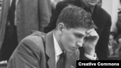 Боби Фишер по време на мач в Лайпциг, Източна Германия, през 1960 г.
