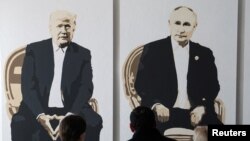 O lucrare de artă care îi înfățișează pe președintele SUA, Donald Trump, și pe președintele Rusiei. Vladimir Putin, la o expoziție la Yalta, în Peninsula Crimeea, anexată ilegal Rusia în 2014.