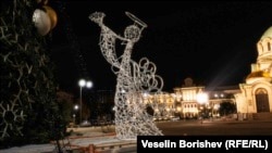 Все още неосветена фигура и 15-метрова елха пред "Александър Невски", 26 ноември 2024 г.