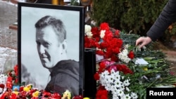 Osoba polaže cvijeće na grob Alekseja Navaljnog, Moskva, 16. februar 2025.