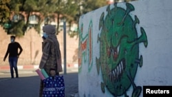 Izraelski zvaničnici sugerisali su da bi Palestincima mogli dati višak vakcina i tvrde da nisu odgovorni za Palestince na Zapadnoj obali i u Gazi.