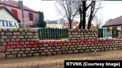 Ispisana ograda Hadži Ismailove džamije u Nikšiću, 10. februara