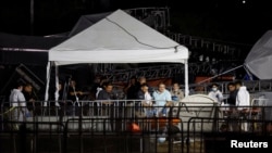 Ljekari hitne pomoći u blizini bine, čiji se dio srušio zbog jakog vjetra, tokom predizbornog skupa u San Pedro Garza Garcia, Meksiko, 22. maja 2024.