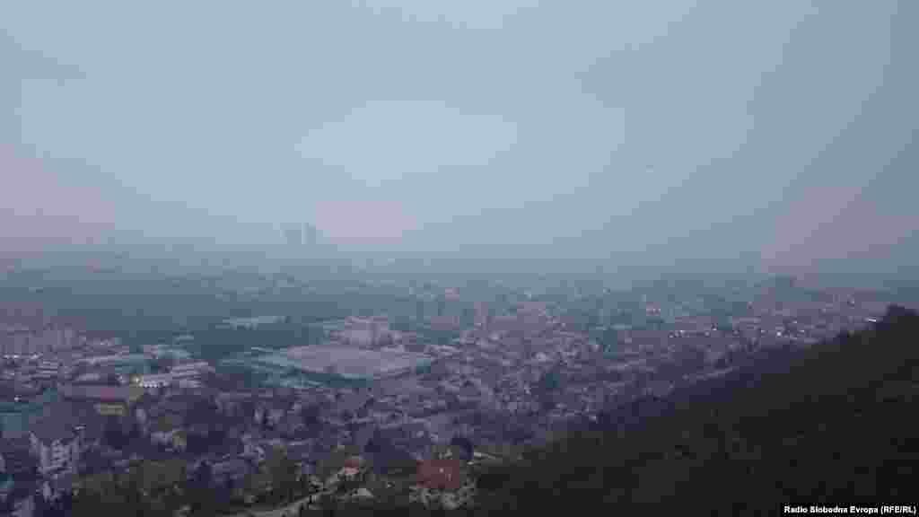 Поглед на Скопје од Водно во загаден ден.