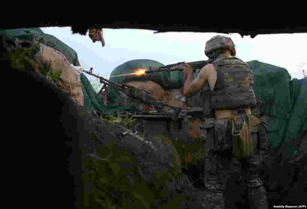 Ukrajinski vojnik ispaljuje vatru tokom sukoba u blizini Volnovaka u junu 2021. Svjedočeći o godinama sukoba u Ukrajini, Stepanov to trenutno ratno stanje naziva &quot;pomalo farsičnom rutinom&quot; u kojoj se obje strane uglavnom drže &quot;prekida vatre&quot; do oko 17 sati svakog dana, a zatim, kada posmatrači Organizacije za evropsku sigurnost i saradnju (OSCE) prestanu sa nadgledanjem, pucnjava ponovo počne.