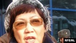 «Журналистер қауіп-қатерде» қорының президенті Розлана Таукина Алматының әкімшілік сотының алдында. 11 қаңтар 2010 жыл.