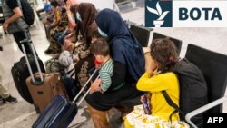 Refugjatë afganë duke pritur për procesim dokumentesh pasi kanë arritur në aeroportin Heathrow të Londrës. Fotografi e gushtit të vitit 2021.