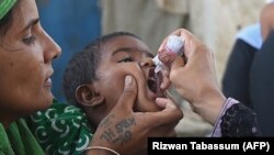 Здравствен работник вакцинира против детска парализа во сиромашен кварт во Карачи, 7 јуни 2021 година