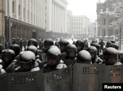 Poliția antirevoltă păzește intrarea în biroul prezidențial din centrul Kievului la 24 noiembrie 2004.