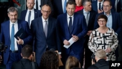Șeful Uniunii Creștin Sociale din Bavaria (CSU), Markus Soeder (stânga), liderul Uniunii Creștin Democrate (CDU), Friedrich Merz, și co-președinții Partidului Social Democrat (SPD) Lars Klingbeil și Saskia Esken după anunțarea acordului de coaliție, pe 9 aprilie 2025