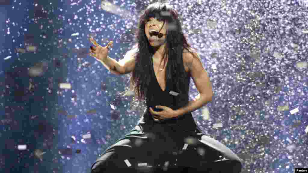 Učesnici na Evrosongu su zamoljeni da ostave po strani političke aktivnosti tokom takmičenja. Međutim, švedska pevačica Lorin, koja je pobedila u Bakuu 2012. godine, susrela se sa azerbejdžanskim aktivistima pre finala i kasnije otputovala u Belorusiju kako bi se srela sa porodicama političkih zatvorenika.