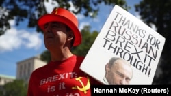 Un protestatar anti-Brexit, în fața reședinței din Downing Street. Un raport al Parlamentului acuză Guvernul britanic că nu a făcut suficient pentru a proteja de interferența Rusiei, procesul electoral care a dus la Brexit.