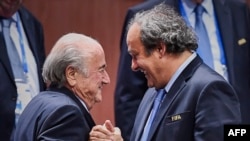 Sepp Blatter (majtas) dhe Michel Platini - fotografi nga arkivi