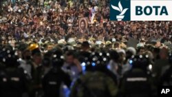 Protesta antiqeveritare e zhvilluar afër zyrave të SNS-së në Beograd më 15 gusht 2025. 