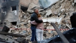 Atac masiv la Kiev: Bloc de locuințe rupt în două de o rachetă balistică