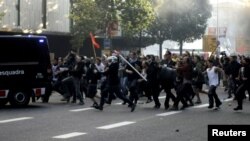 Архивска фотографија: Судири меѓу полицијата и демонстрантите во Барцелона за време на генералниот штрајк на 29 март 2012 година.