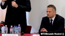 Sagyibó Viktor itt, 2014-ben még a Microsoft Magyaroroszág kormányzati üzletágvezetője. A korrupciós botrány után a Miniszterelnökséghez ment dolgozni.