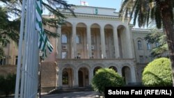 Парламент Абхазии принял сегодня, после обращений граждан, постановление, согласно которому будет осуществляться парламентский контроль над расследованием