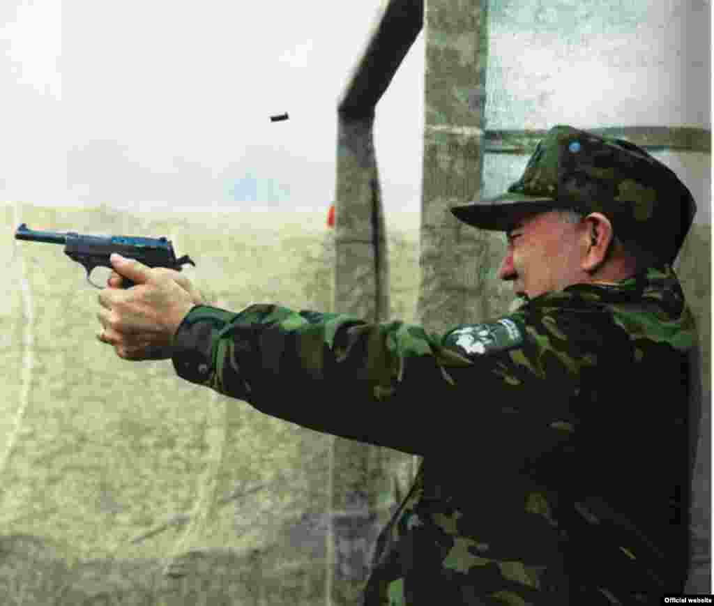 ყაზახეთის პრეზიდენტი ნურსულთან ნაზარბაევი პისტოლეტს ისვრის სასროლეთში.