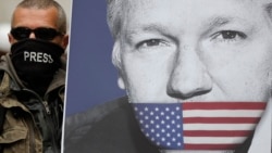 Pristalica Julian Assange na protestu u Londonu, 2. maj 2019.