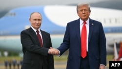 Američki predsjednik Donald Trump (desno) i njegov ruski kolega Vladimir Putin, Aljaska, SAD, 15. avgusta 2025.