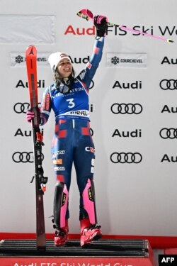 Зринка Лютич позира с трофея от първото си място в слалома в Куршевел, Франция, 30 януари 2025 г.