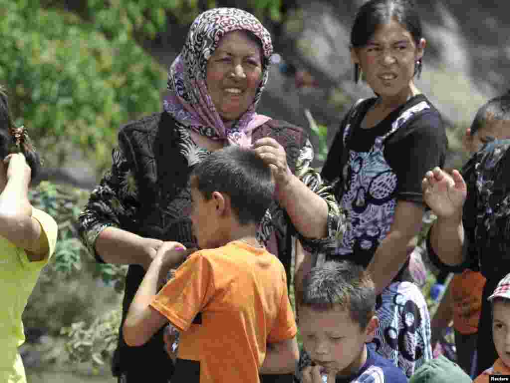 Od početka sukoba u više od 100.000 izbjeglica Uzbeka, uglavnom žena i djece tražilo je spas u Uzbekistanu