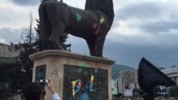 Спомениците на двата лава во боја