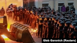 Demonstranti su 1. decembra dovezli traktor kako bi pokušali probiti policijske linije blizu zgrade predsjedničke uprave u Kijevu.