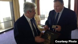 Претседателот на ДУИ, Али Ахмети, се состана со грчкиот министер за надворешни работи, Евангелос Венизелос во Атина.