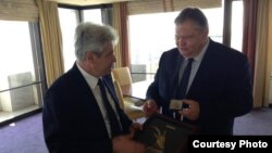 Претседателот на ДУИ, Али Ахмети, се состана со грчкиот министер за надворешни работи, Евангелос Венизелос во Атина.