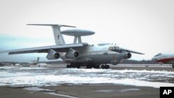 Un avion Beriev A-50 pe aeroportul bazei aeriene belaruse Maciulișci din apropierea Minskului, într-o imagine luată de AP de pe un video difuzat de televiziunea de stat din Belarus, pe 3 martie 2023.