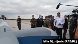 Predsednik Srbije Aleksandar Vučić prisustvuje predstavljanju izviđačko-borbenih dronova CH-92A koje je Srbija kupila od Kine na vojnom aerodromu u Batajnici, Beograd, 4. jul 2020. 